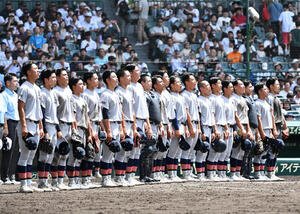 遊学館対青森山田　遊学館に勝利し校歌を歌う青森山田ナイン(撮影･石井愛子)