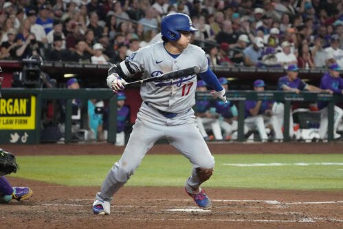 ダイヤモンドバックス戦の7回1死満塁、二ゴロ併殺打に倒れたドジャース大谷翔平(AP)