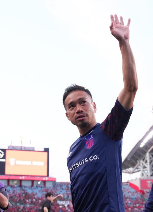 明治安田J1百年構想リーグ　浦和対東京　PK戦で勝利し、スタンドの声援に応える東京長友佑都(撮影･足立雅史)