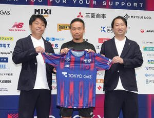 東京対町田　東京のユニホームを手に笑顔を見せる長友佑都(中央)。左は小原光城GM、右は白井英介代表取締役社長(撮影･足立雅史)