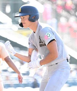 遊学館対青森山田　3回裏青森山田2死一、二塁、向井那々瀬は右適時打を放つ(撮影･石井愛子)