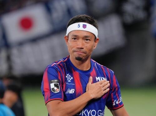 東京対町田　試合前、あいさつし、サポーターを盛り上げる長友佑都(撮影･足立雅史)