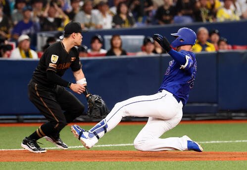 阪神対中日　2回表中日2死一、二塁、カイル･マラーは左越え適時2点三塁打を放つ(撮影･加藤哉)