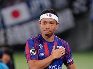 東京対町田　試合前、あいさつし、サポーターを盛り上げる長友佑都(撮影･足立雅史)