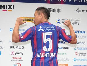 東京対町田　東京のユニホームに袖を通し、背番号5を披露する長友佑都(撮影･足立雅史)