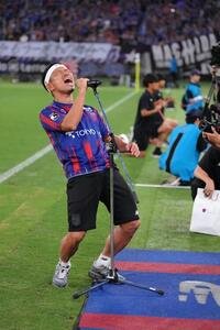 東京対町田　試合前、あいさつし、サポーターを盛り上げる長友佑都(撮影･足立雅史)