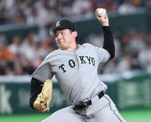 巨人対ヤクルト　6回、力投する巨人竹丸和幸(撮影･増田悦実)