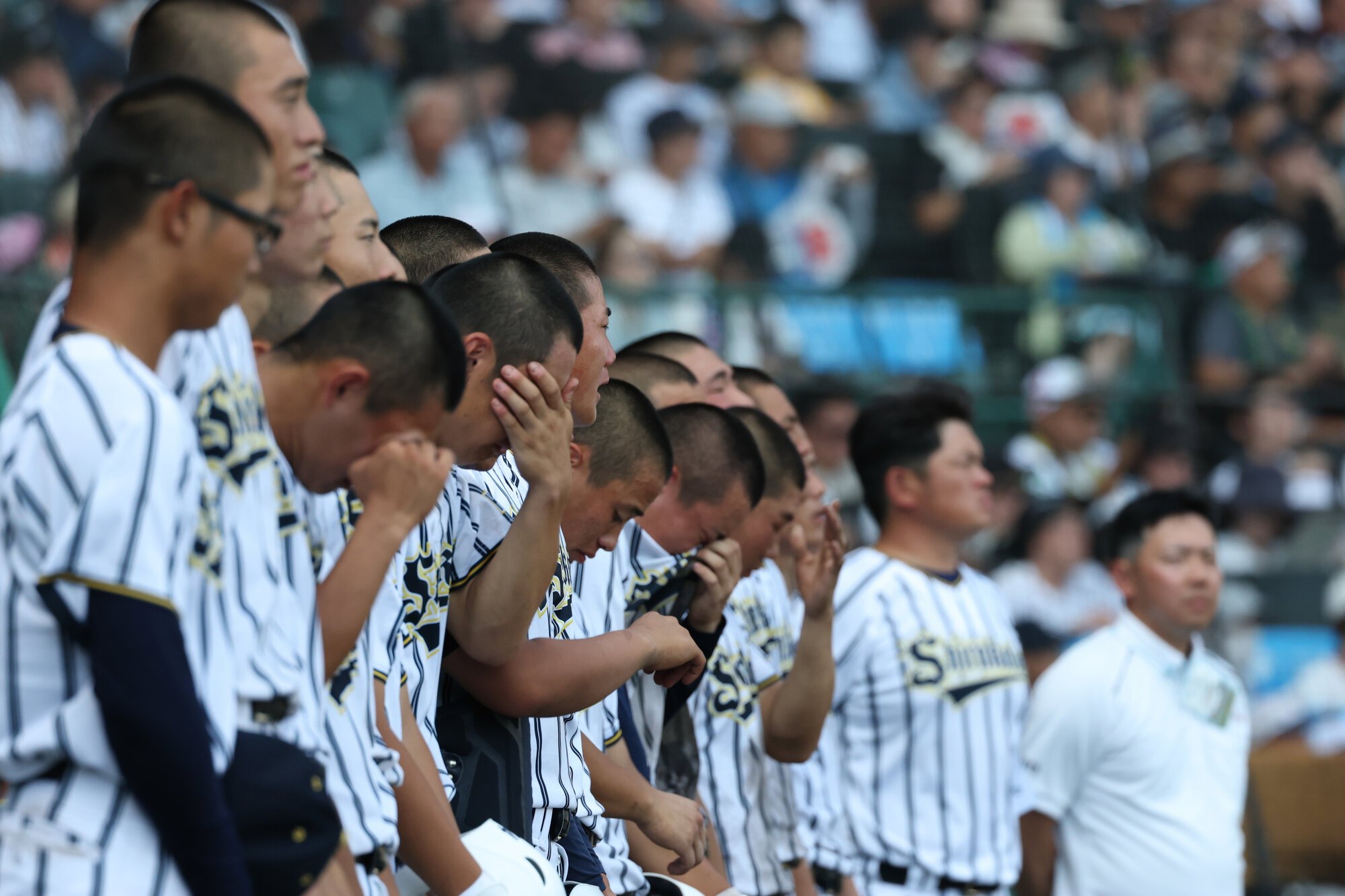 東日大昌平―白樺学園　試合後、ベンチ前で整列する白樺学園の選手たち＝木子慎太郎撮影