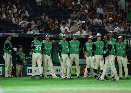 巨人対ヤクルト　巨人に敗れ引き揚げるヤクルトナイン(撮影･増田悦実)