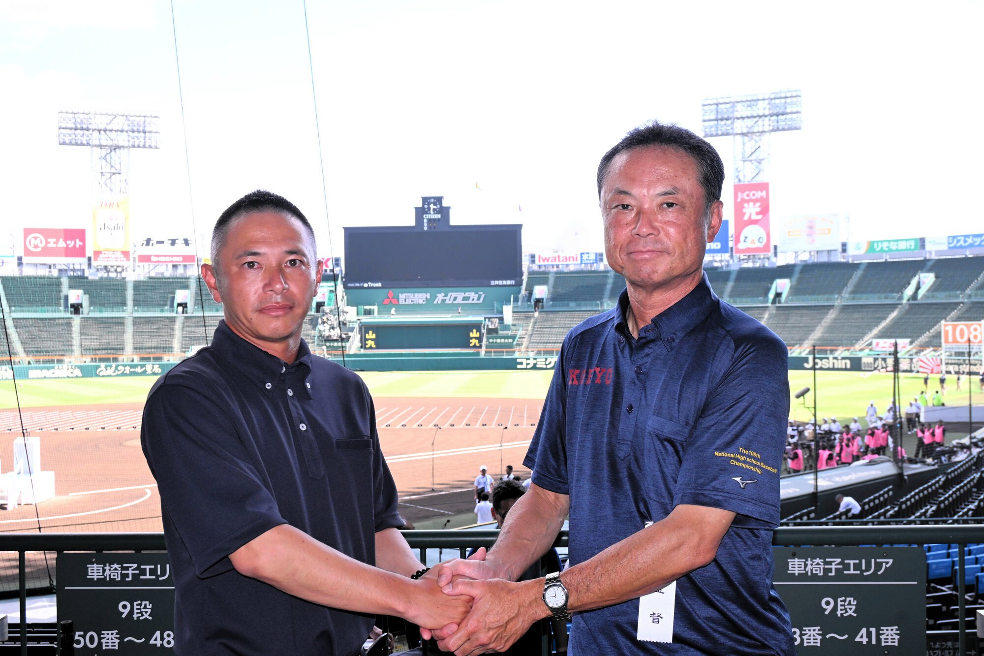 拓大紅陵の坂巻展行監督(右)と佐賀商の吉冨俊一監督=2026年8月4日午後3時42分、阪神甲子園球場、武田百花撮影