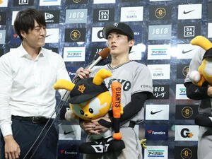 巨人対ヤクルト　ヒーローインタビューを応える浦田俊輔(撮影･増田悦実)