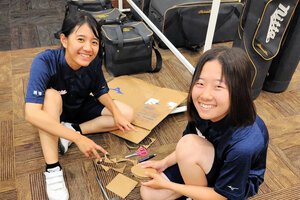 洲之内凜さん(右)と岡田奈々さん=2026年8月3日午後4時26分、神戸市内、水田道雄撮影