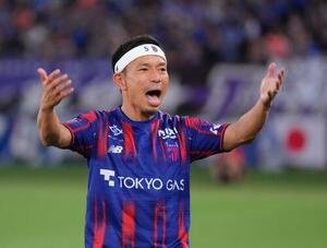 東京対町田　試合前、あいさつし、サポーターを盛り上げる長友佑都(撮影･足立雅史)