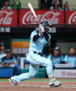 西武対ソフトバンク　6回裏西武1死一塁、小島大河は右前打を放つ(撮影･鈴木正人)