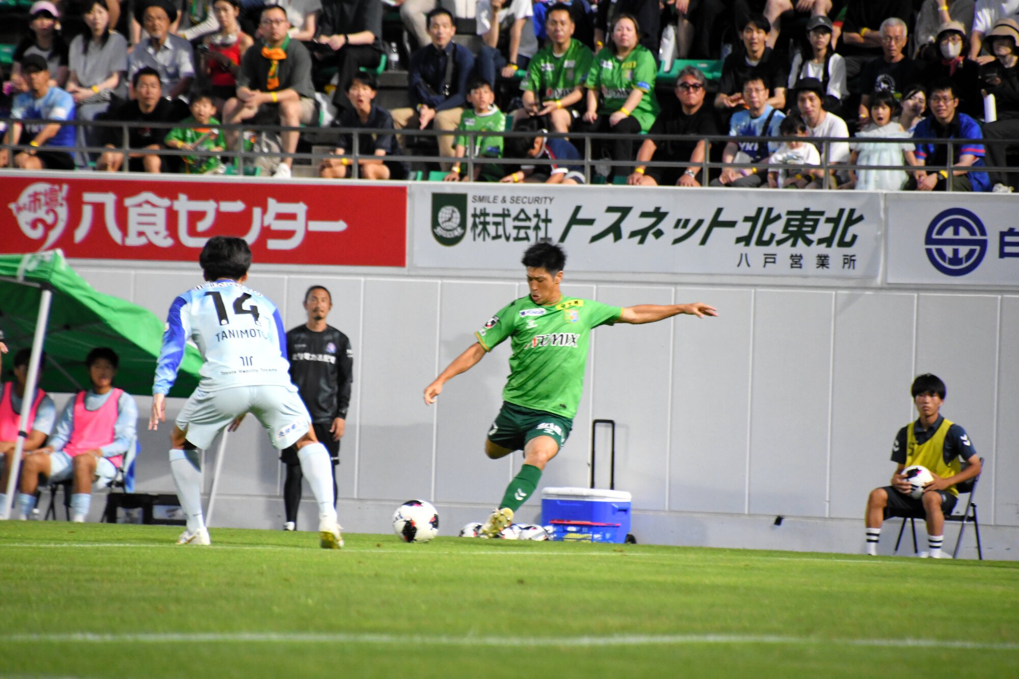 カターレ富山戦で先制ゴールを決めるヴァンラーレ八戸の佐藤祐太選手=2026年8月8日、青森県八戸市、三井新撮影