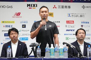 東京対町田　試合前、会見に臨む東京長友佑都(中央)(撮影･足立雅史)