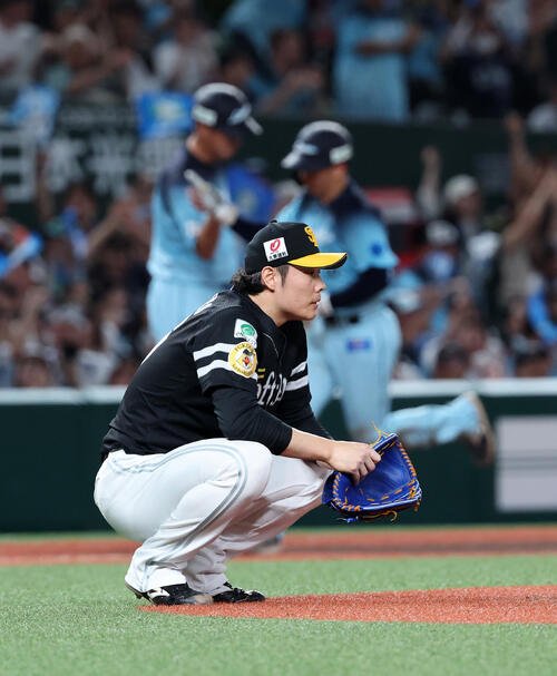 西武対ソフトバンク　8回裏西武2死二塁、小島大河(後方右)に2点本塁打を浴び、しゃがみ込むソフトバンク松本裕樹(撮影･鈴木正人)