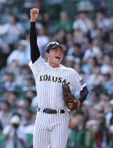 東日本国際大昌平対白樺学園　9回裏、最後の打者を左飛に打ち取り、拳を突き上げて喜ぶ東日本国際大昌平･照沼佑崇(撮影･前田充)