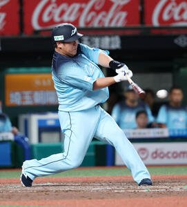 西武対ソフトバンク　7回裏西武1死、中村剛也は左前打を放つ(撮影･鈴木正人)