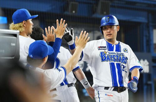 DeNA対広島　4回裏DeNA1死三塁、佐野恵太の先制適時二塁打で生還した筒香嘉智(右)は生還しチームメートとタッチをかわす(撮影･滝沢徹郎)