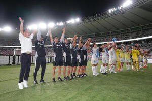 東京対町田　東京に快勝し喜ぶ町田黒田剛監督(左端)ら(撮影･足立雅史)