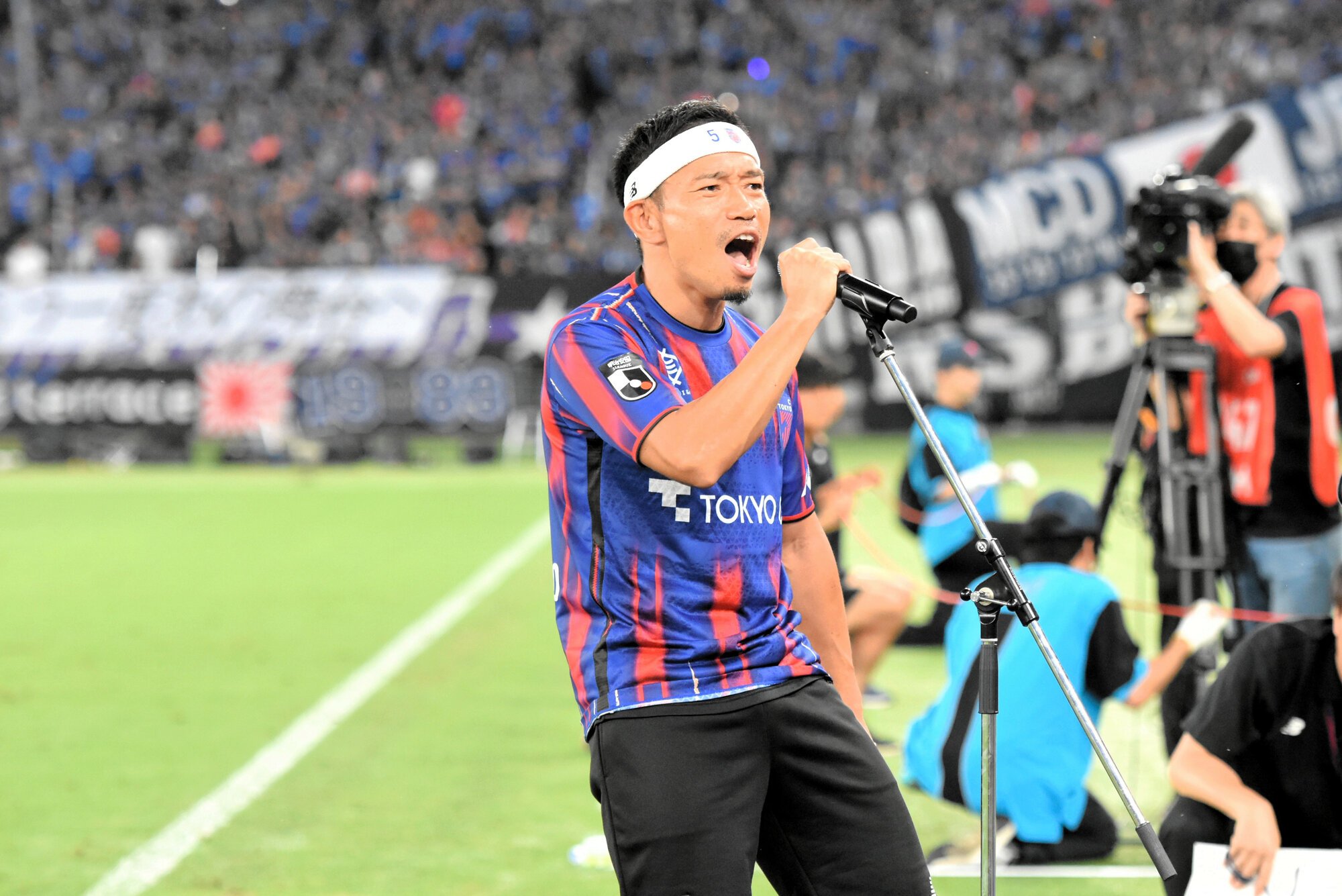 試合前に味の素スタジアムでFC東京サポーターに現役続行のあいさつをし、チームの応援歌を歌う長友佑都