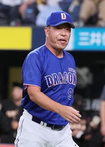 阪神対中日　7回表中日攻撃終了、交代を告げる井上一樹監督(撮影･宮崎幸一)