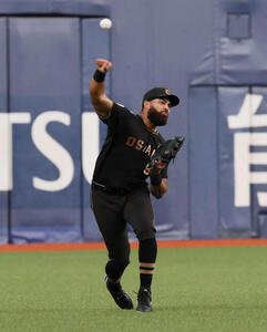 阪神対中日　2回表中日2死一、二塁、デルミス･ガルシアは加藤匠馬の先制適時打で本塁に送球する(撮影･宮崎幸一)