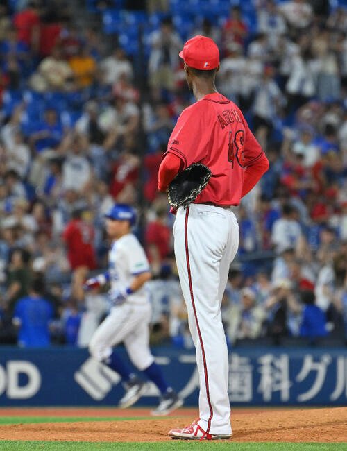 DeNA対広島　12回裏DeNA無死、筒香嘉智(後方)にサヨナラ本塁打を浴びるアドゥワ誠(撮影･滝沢徹郎)