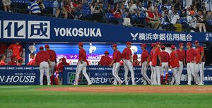 DeNA対広島　サヨナラ負けし引き揚げる広島の選手たち(撮影･滝沢徹郎)