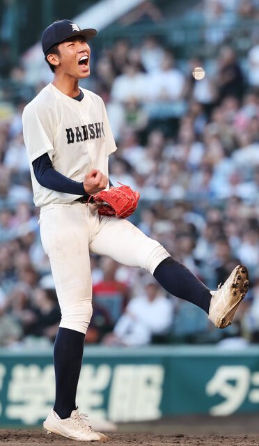 九回裏日本文理2死、秦を三振に打ち取り試合終了、ガッツポーズする大分商の投手平田＝藤原伸雄撮影