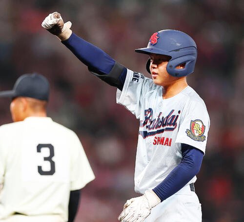 長崎日大対立正大淞南　6回裏立正大淞南無死一塁、左前安打を放ち喜ぶ太田嵐(撮影･野上伸悟)