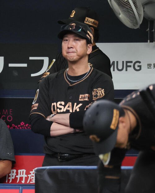 阪神対中日　9回裏、悔しげな表情で試合を見つめる阪神藤川球児監督(撮影･宮崎幸一)