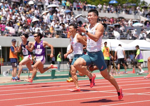 25年8月　陸上富士北麓ワールドトライアル2025　男子100メートル予選で9秒99をマークした桐生(手前)