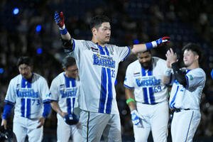 DeNA対広島　試合後、サヨナラ本塁打を放ったDeNA筒香嘉智(手前左)はファンにあいさつする(撮影･滝沢徹郎)