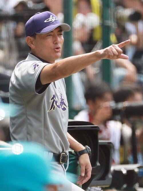 花巻東対新田　9回裏、投手･赤間史弥を交代させる花巻東の佐々木洋監督(撮影･上山淳一)
