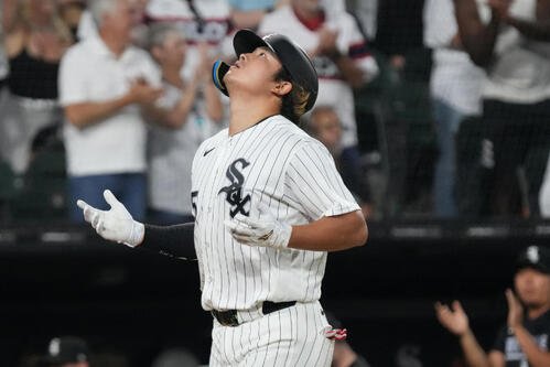 ガーディアンズ戦の6回、26号ソロを放ち本塁に生還する村上(AP)