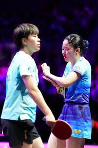 王芸迪(左)と対戦する女子準決勝の第4ゲームを奪った張本美和(撮影･江口和貴)