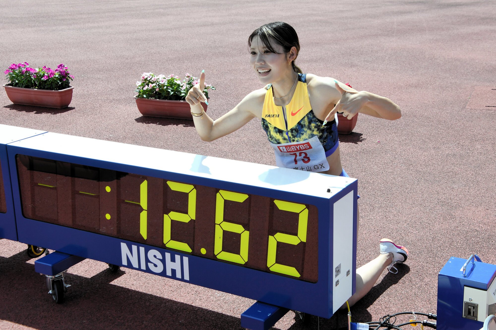 富士北麓(ほくろく)ワールドトライアルの女子100メートル障害で日本新の12秒62(追い風2メートル)を出し、記念撮影する中島ひとみ=2026年8月9日、山梨県富士吉田市