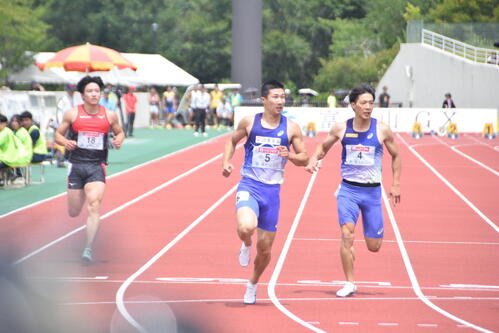 男子100メートル予選で今季トップのタイムをマークした桐生祥秀(中央)
