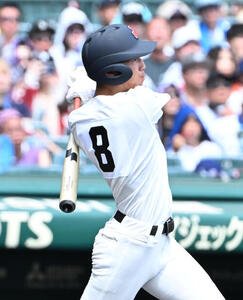 岡山学芸館対鳥取城北　3回裏鳥取城北2死三塁、山崎寛大は適時打を放つ(撮影･石井愛子)