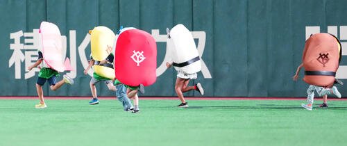 巨人対ヤクルト　すしレースで力走する子供たち(撮影･鈴木みどり)
