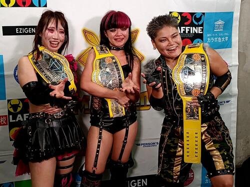 新王者組となったダークネス･レボリューションの(左から)松井珠紗、瀬戸レア、CHIAKI