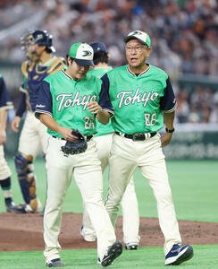 巨人対ヤクルト　6回裏巨人1死二、三塁、交代の松本健吾(左)に声をかけながらベンチに戻る池山隆寛監督(撮影･増田悦実)