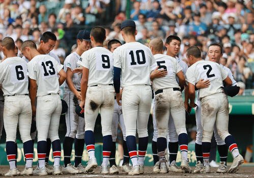 岡山学芸館対鳥取城北　試合後、互いの健闘をたたえ合う選手ら(撮影･上山淳一)