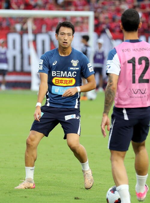 いわきとの開幕戦でのJデビューを前に、試合前練習に参加した今治MF中井卓大ピピ(2026年8月9日、ハワイアンズスタジアムいわき)