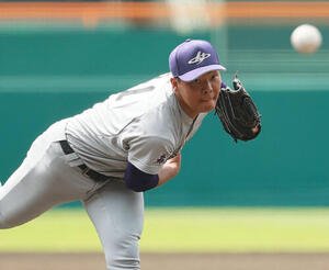花巻東対新田　9回裏新田無死一塁、赤間史弥に代わって菅原駿が登板する(撮影･上山淳一)