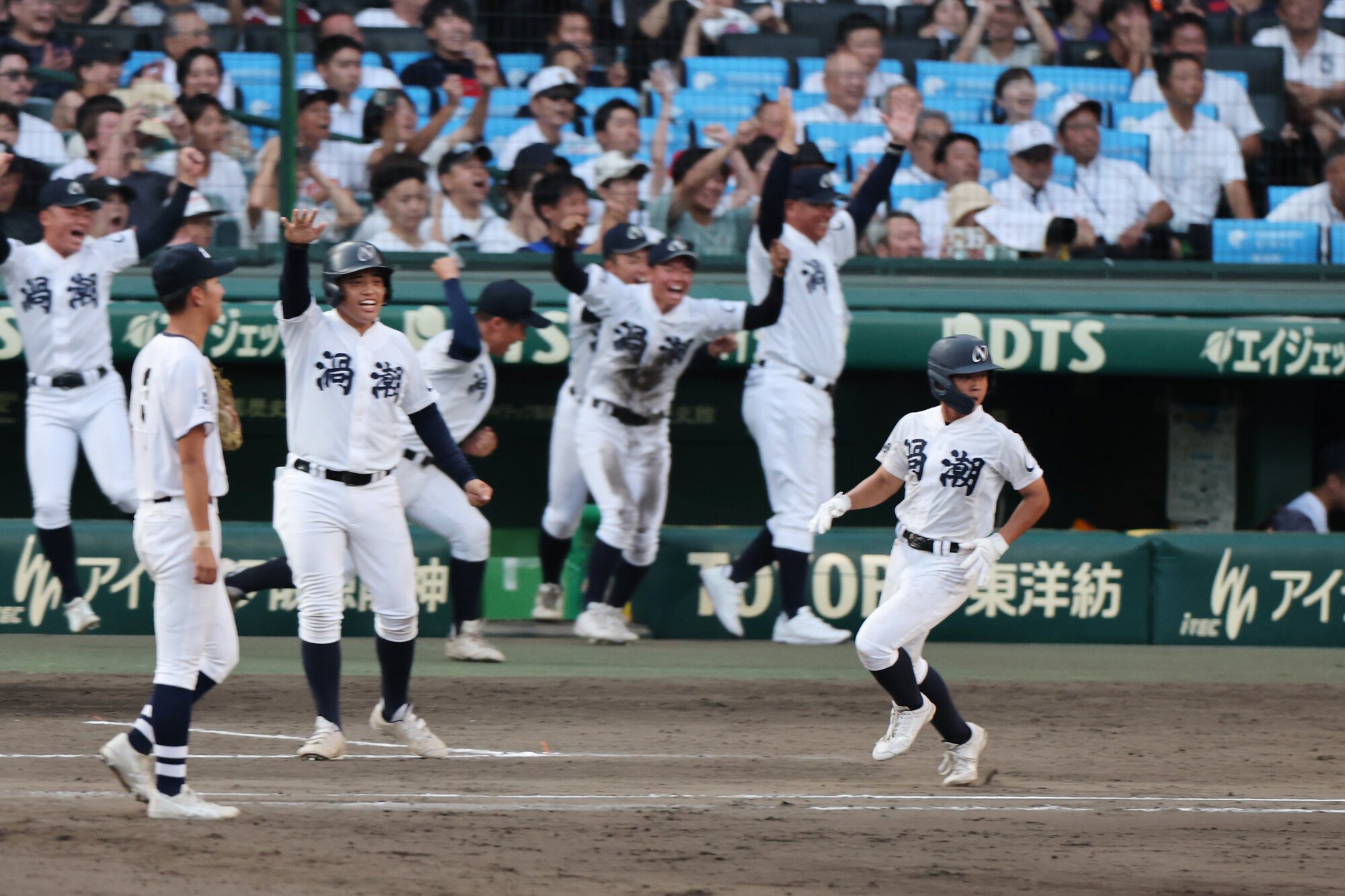 八王子実践―鳴門渦潮　十回裏鳴門渦潮2死二、三塁、サヨナラ適時打を放ち一塁に向かう山本(右)と、喜ぶベンチの選手たち