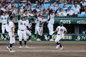 八王子実践－鳴門渦潮　十回裏鳴門渦潮2死二、三塁、サヨナラ適時打を放ち一塁に向かう山本(右)と、喜ぶベンチの選手たち