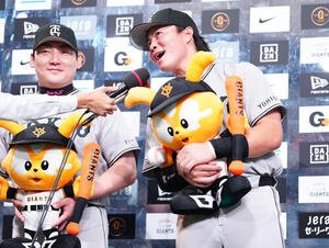巨人対ヤクルト　ヒーローインタビューで笑顔の巨人岡田悠希。左は丸佳浩(撮影･鈴木みどり)